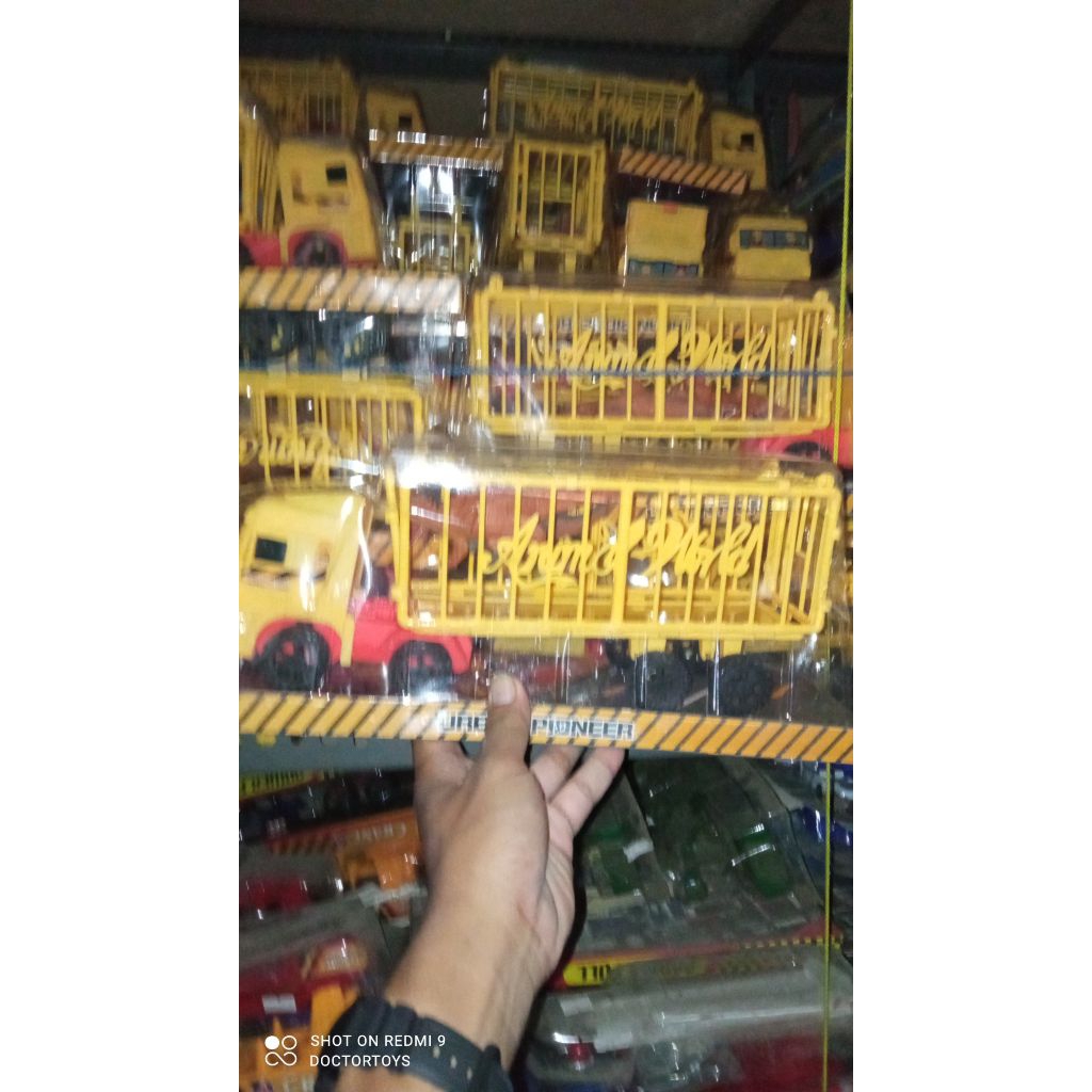 mainan truk trailer isi hewan