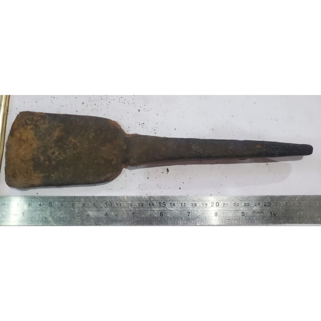 besi kampak jumbo kuno temuan sungai