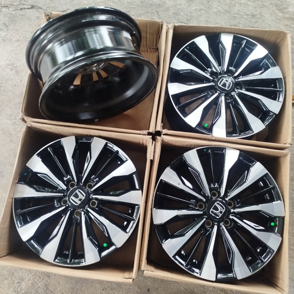velg BRV 2022 R17 pcd 5x114 original.