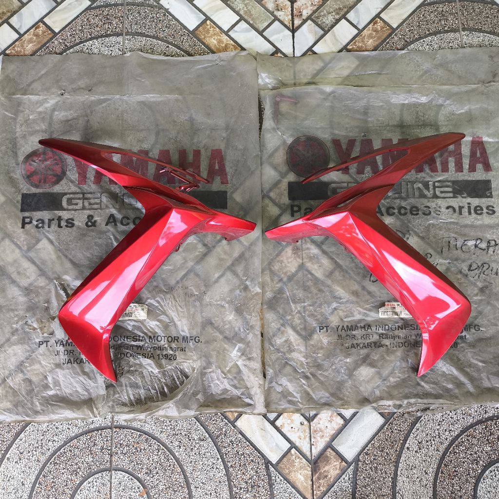 Cover Body Cowling Sayap Tebeng Luar Depan Merah Yamaha Xeon Karbu Original YGP