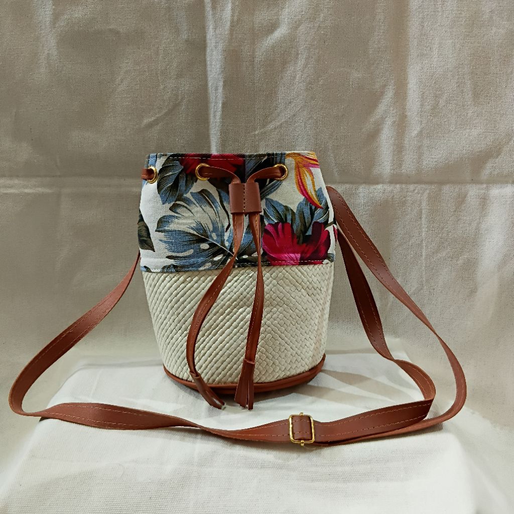 Tas selempang pandan / Tas selempang pandan serut / Tas pandan / Tas anyaman pandan