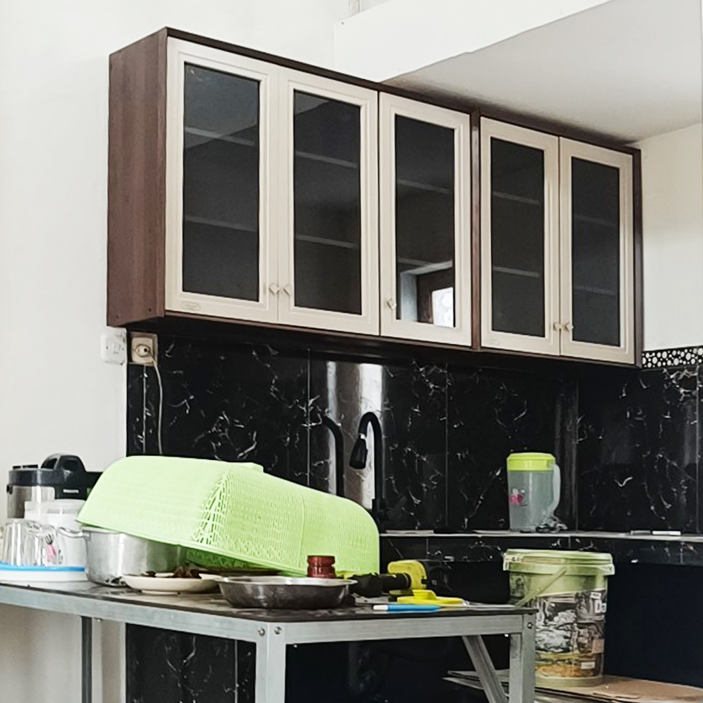 Lemari Gantung Dapur 5 Pintu Kaca (Graver Furniture)