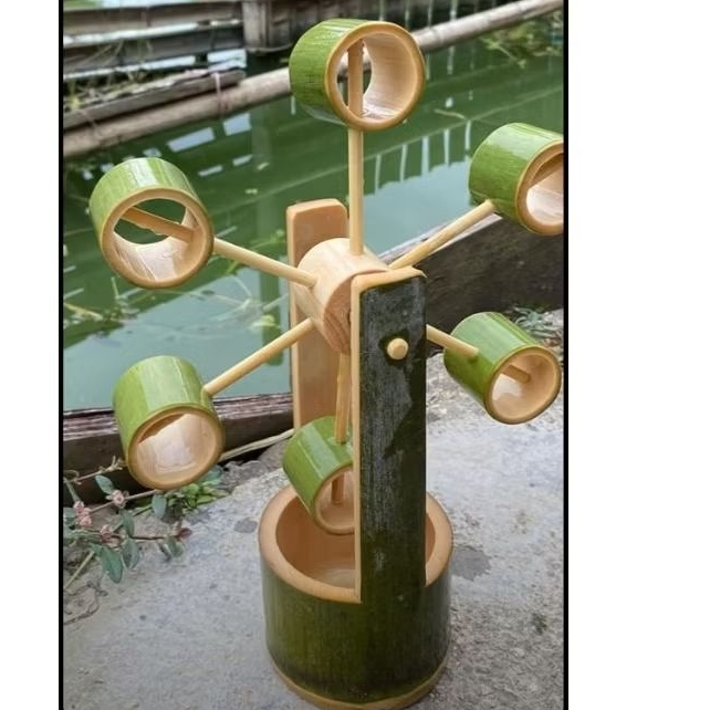 kincir air dari bambu hijau natural