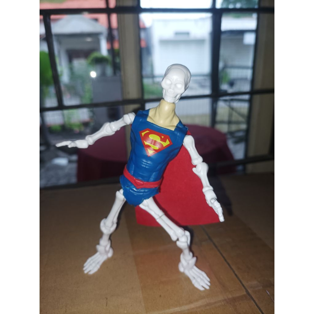 action figure Superman tengkorak