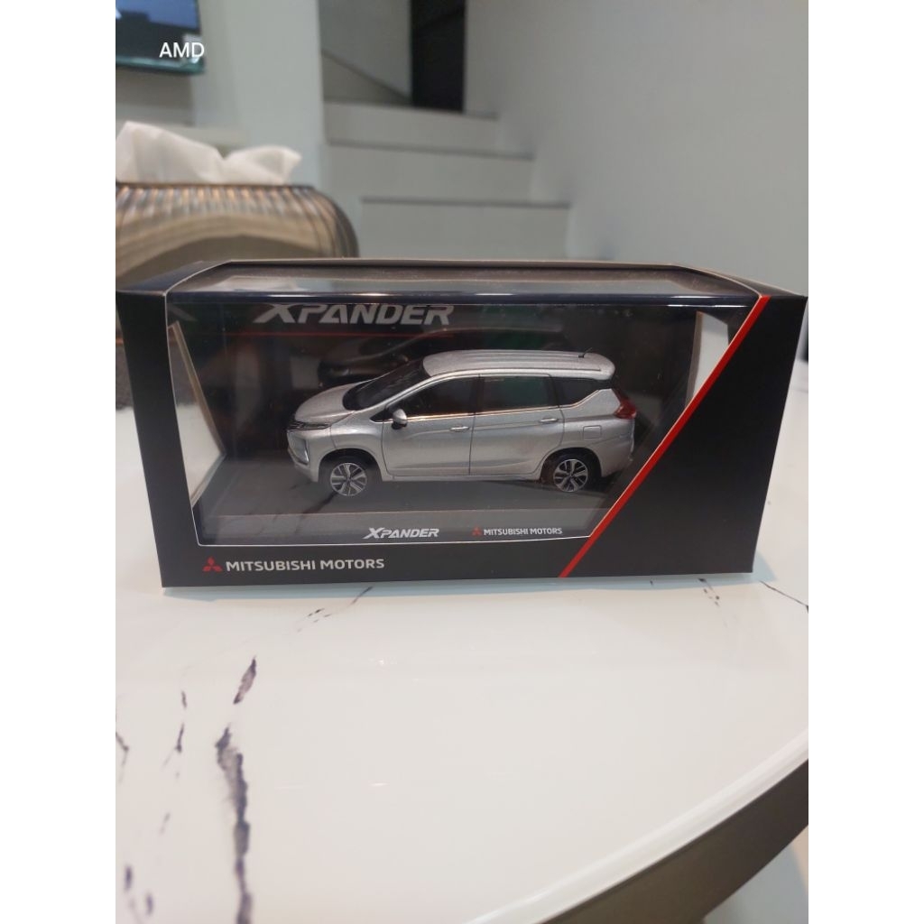 Diecast miniatur mitsubishi xpander ultimate skala 43 dealerbox mitsubishi xpander