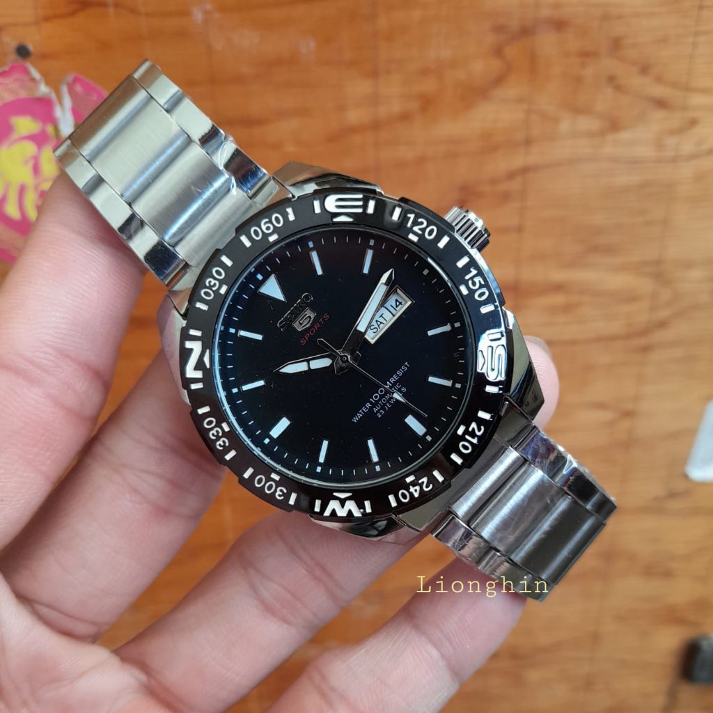 jam tangan pria otomatis tanpa baterai seiko5 sport rantai stainless tanggal hari