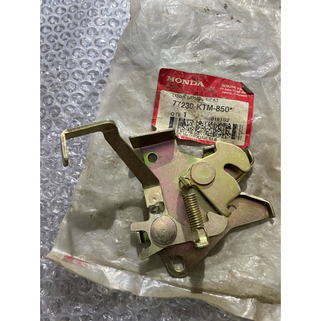 ENGSEL KUNCI JOK HONDA SUPRA X 125 X125 LAMA BATMAN ORI AHM 77230-KTM-850 77230ktm850