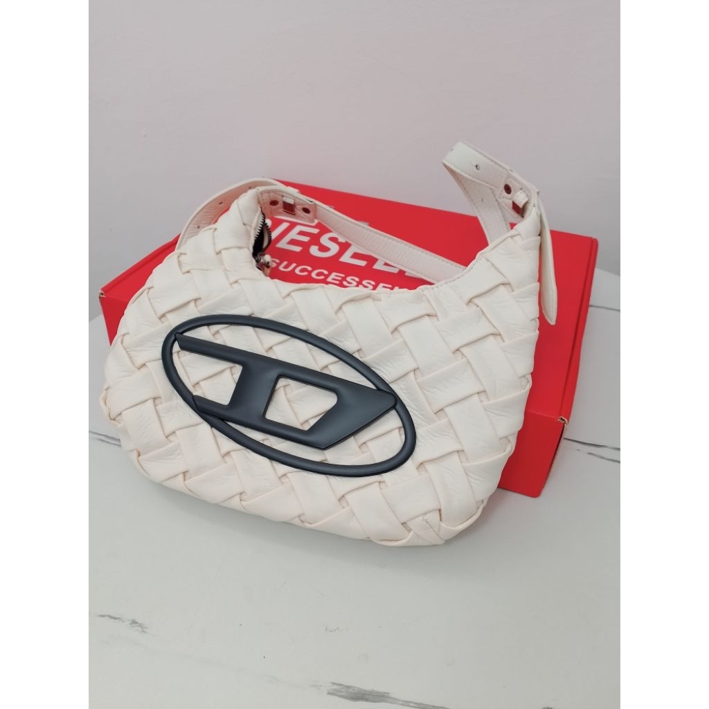 Tas second diesel lady mirror