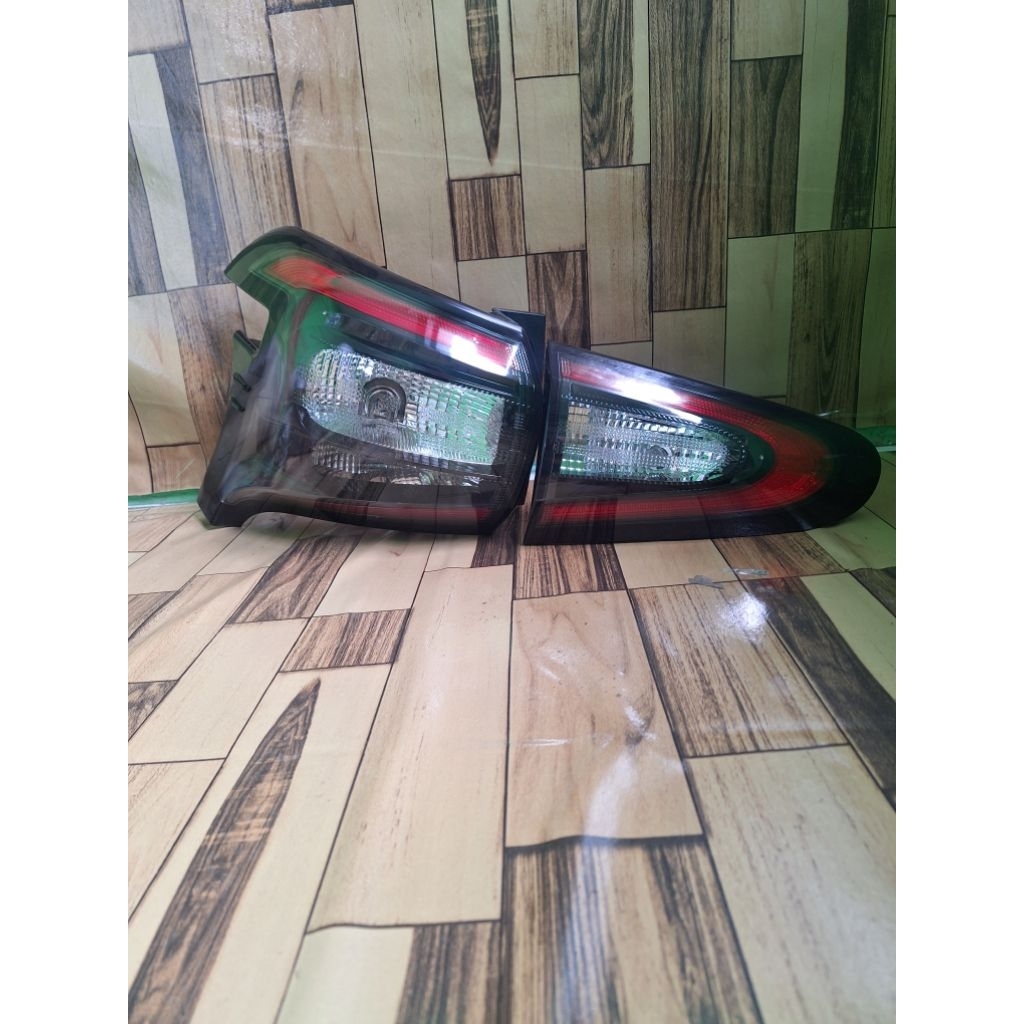 Stoplamp lampu belakang sienta type Q original