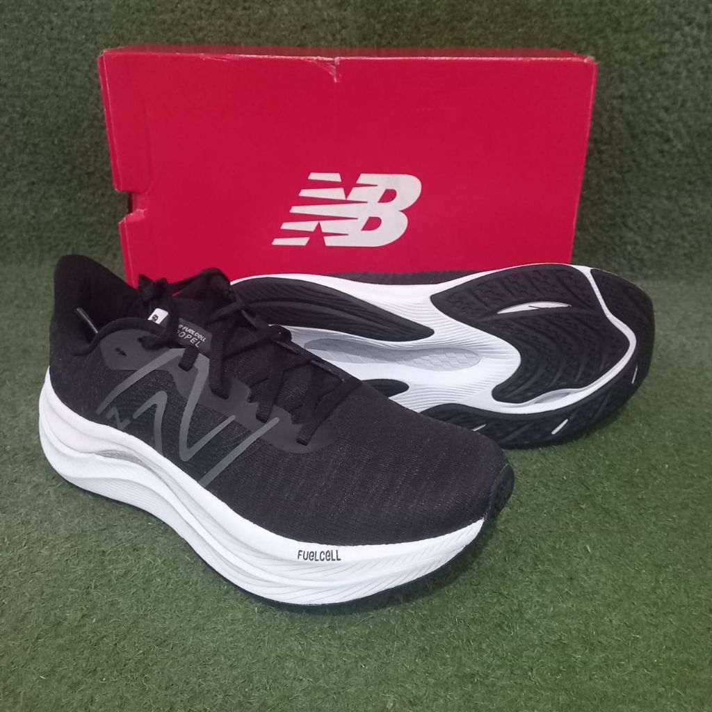 New Balance  FuelCell Rebel V4 original bnib