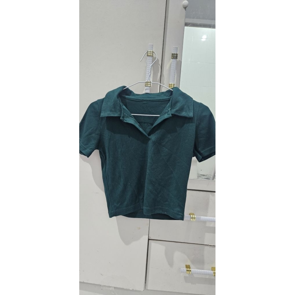 atasan crop hijau botol