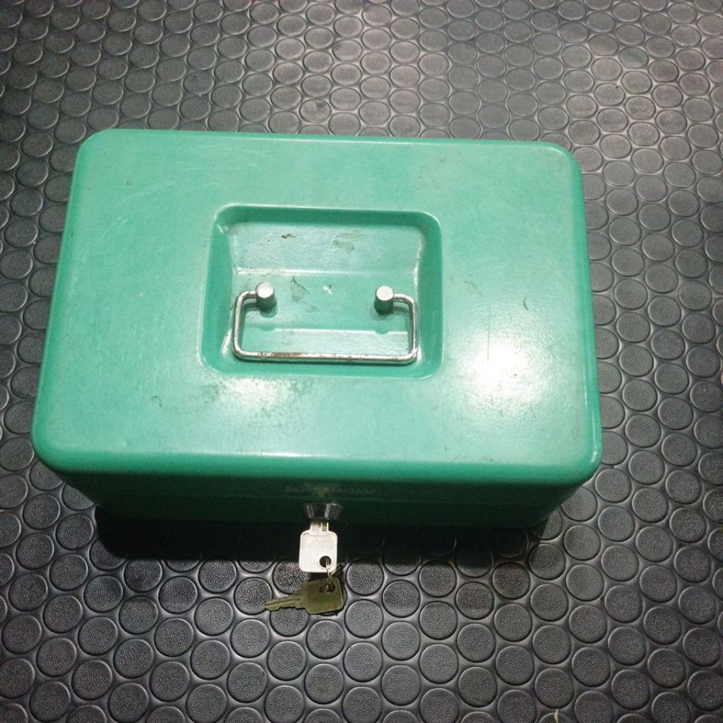safety box penyimpanan krisbow ada kunci