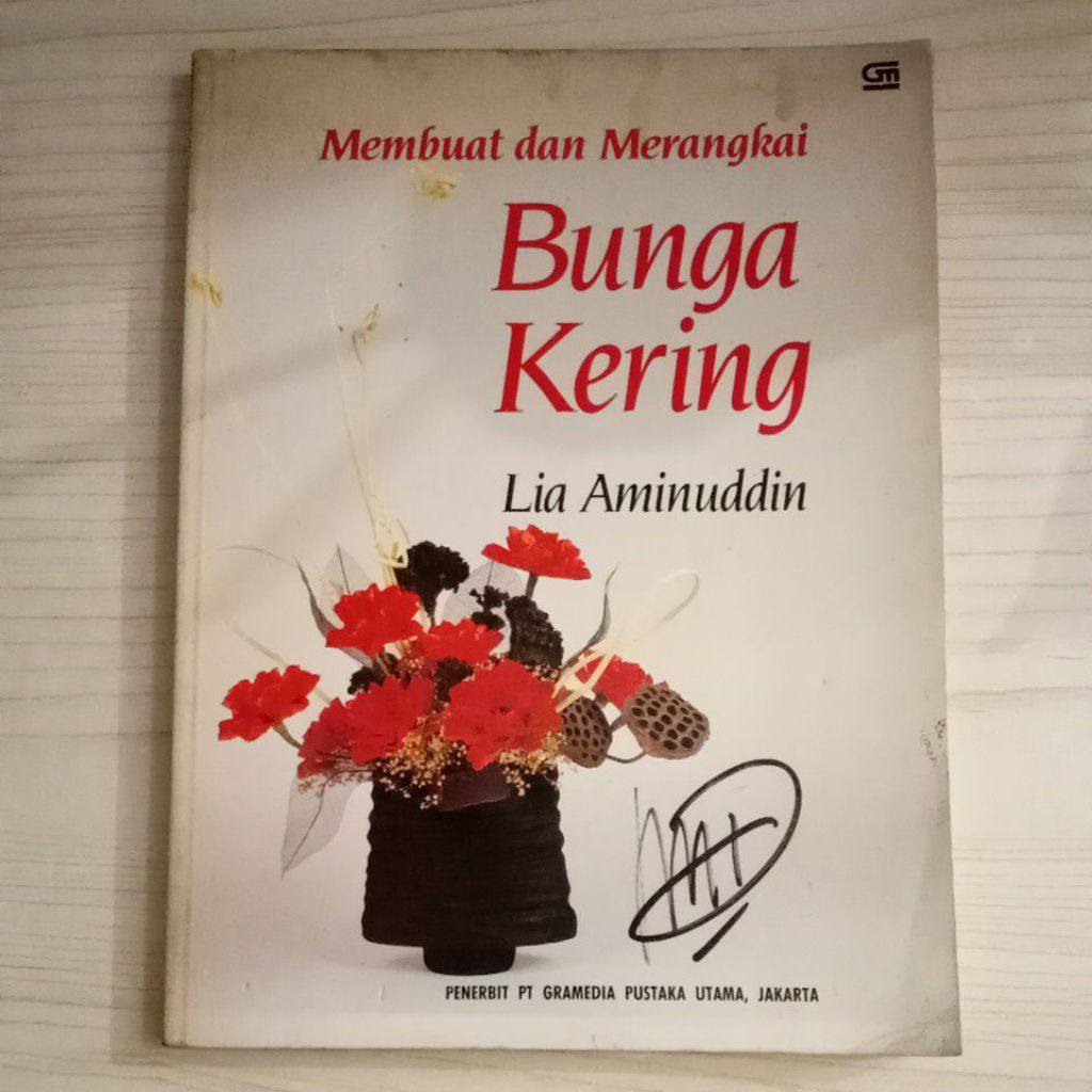 BUKU MEMBUAT DAN MERANGKAI BUNGA KERING OLEH LIA AMINUDDIN