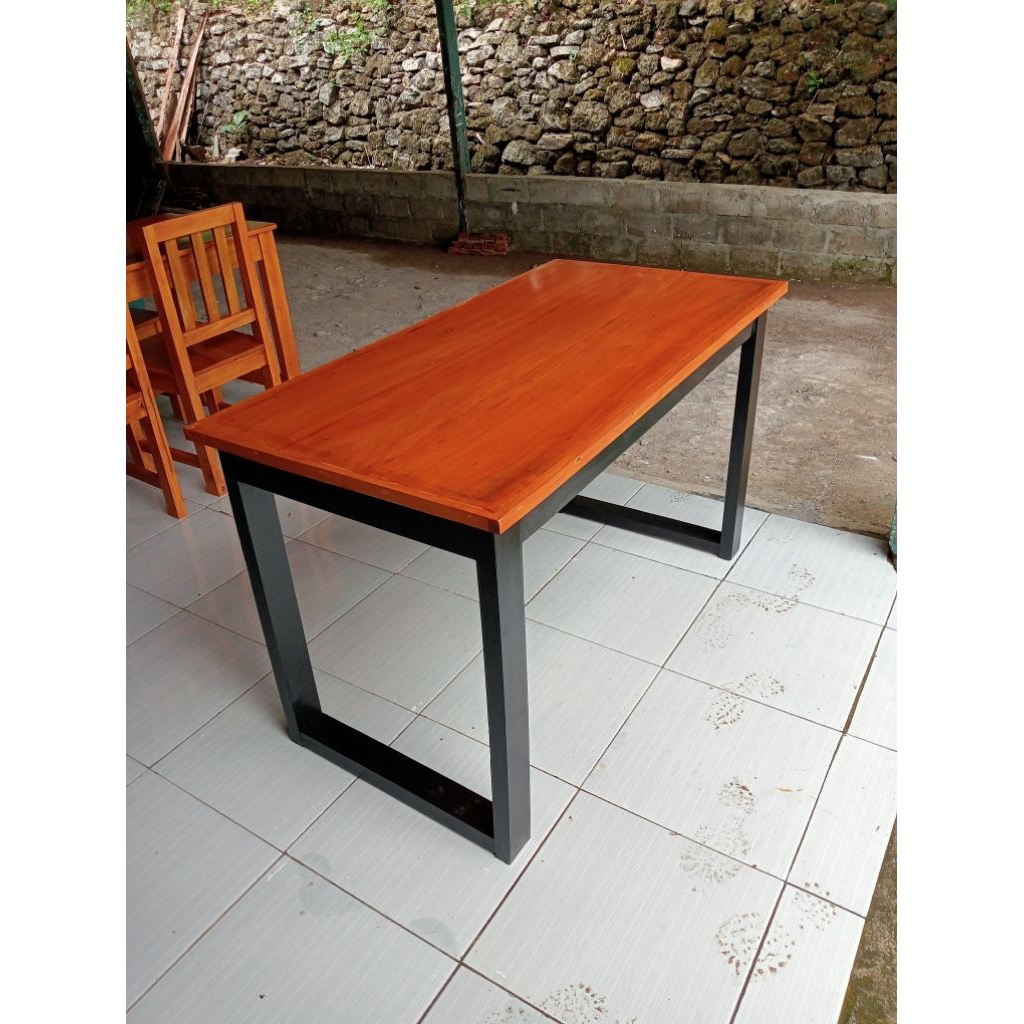 Meja komputer minimalis