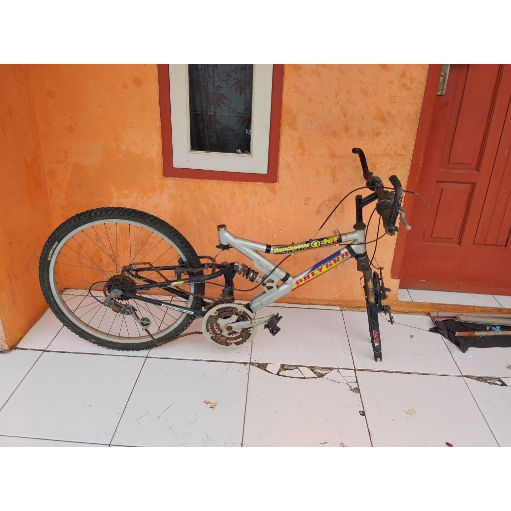 Sepeda MTB POLYGON jadul SUSPENSI BAN 24  Seri040401108 BAHAN Seadanya orian