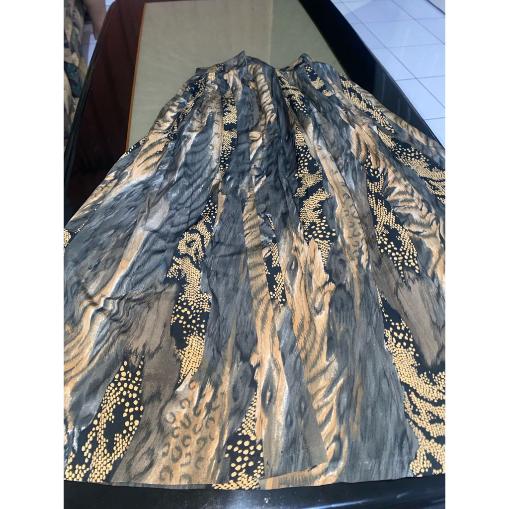 preloved rok motif macan