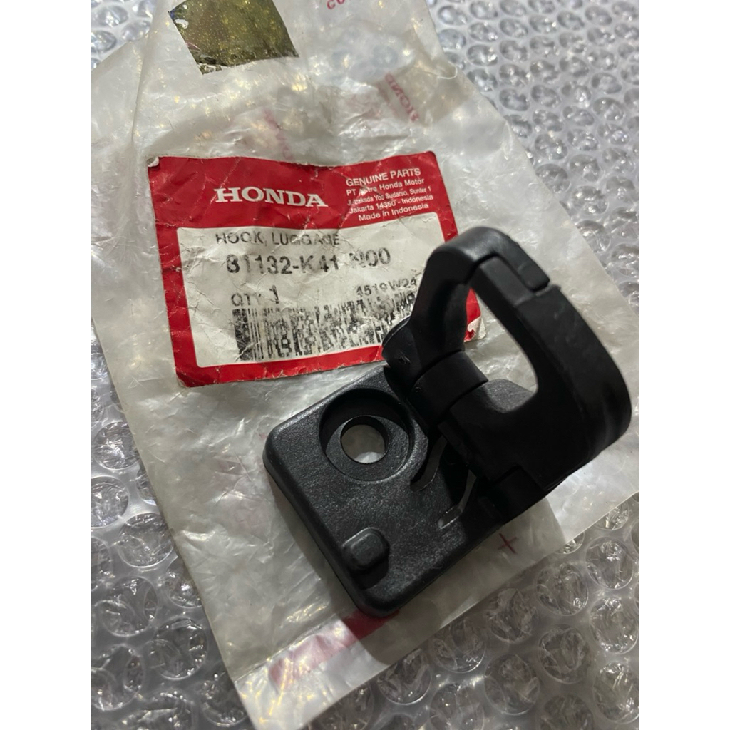 81132-K41-N00 Hook Luggage Cantelan Tas Gantungan Barang Vario 110 Fi New Supra X 125 Fi 81132k41n00