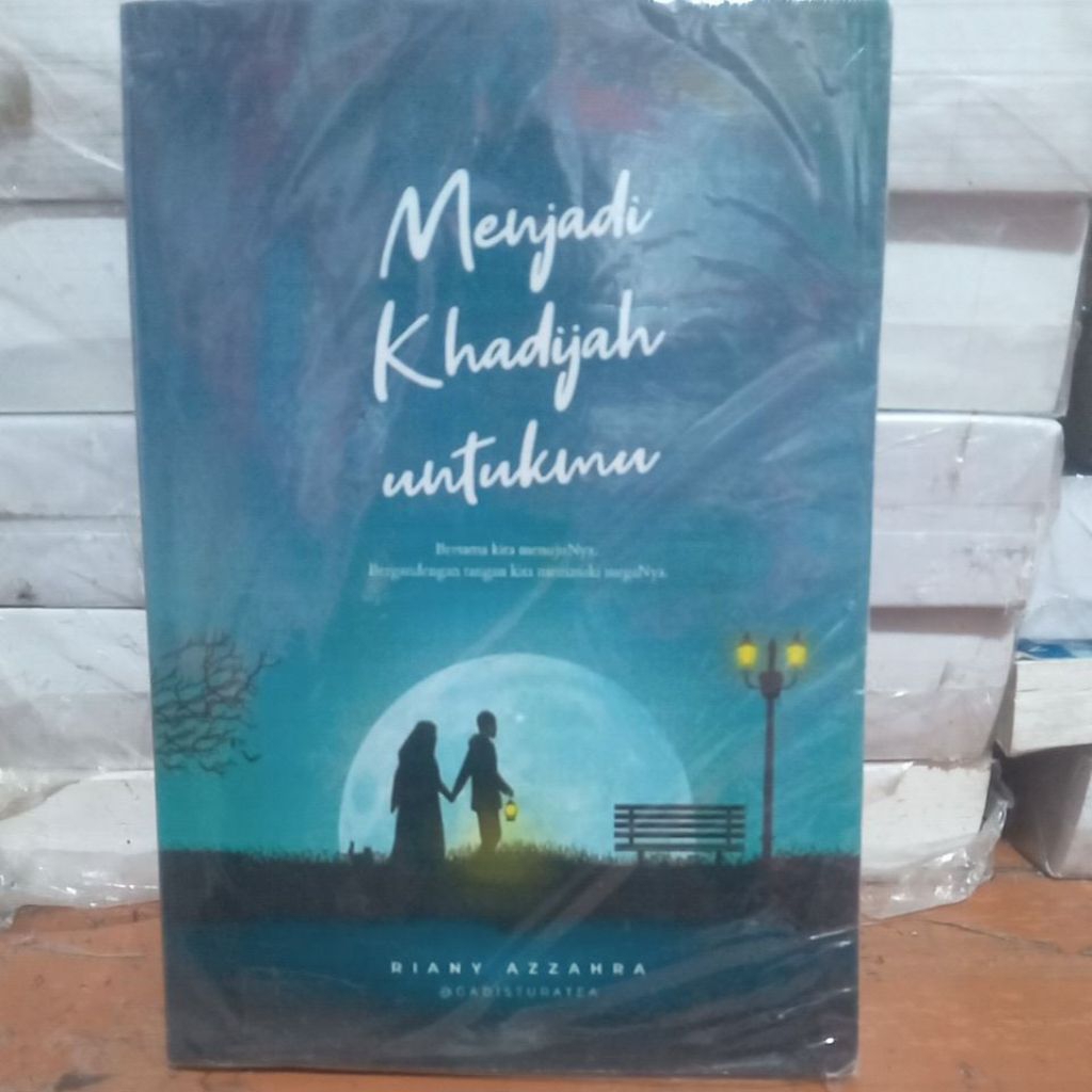 judul  buku menjadi khadijah untukmu