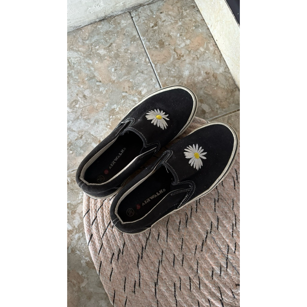 Preloved Airwalk women slip on Uk 38