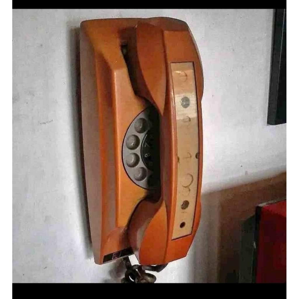 telepon dinding dan meja kuno
