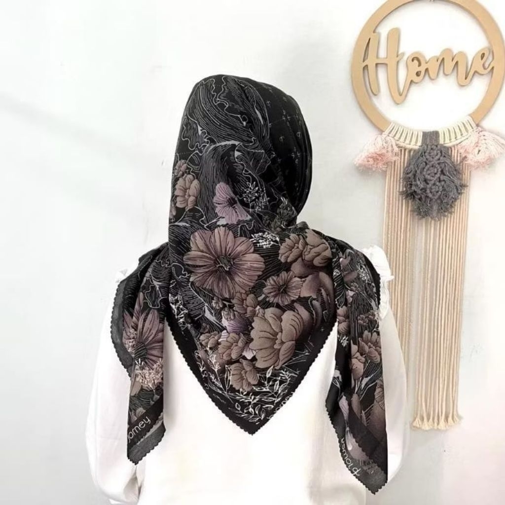 HIJAB SEGIEMPAT VOAL MOTIF BUNGA HITAM