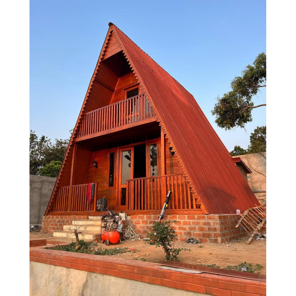 Rumah segitiga lantai 2 terbuat dari kayu jati solid khas Jepara