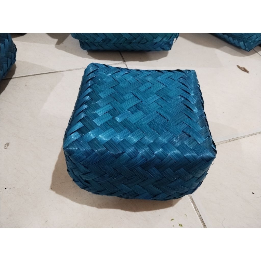besek bambu warna biru uk 15x15 /sepasang