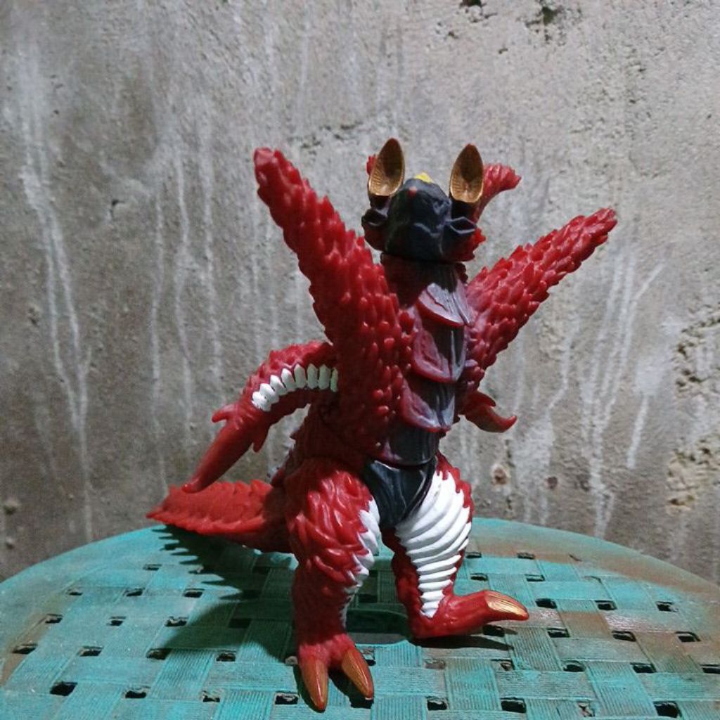 Mainan Robot Figure Monster Ultraman Bandai 2016