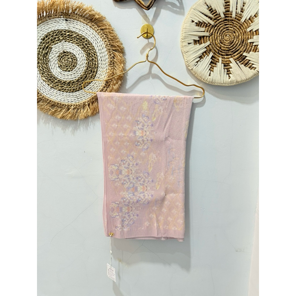 Button scravs Granada pleated shawl pink mist