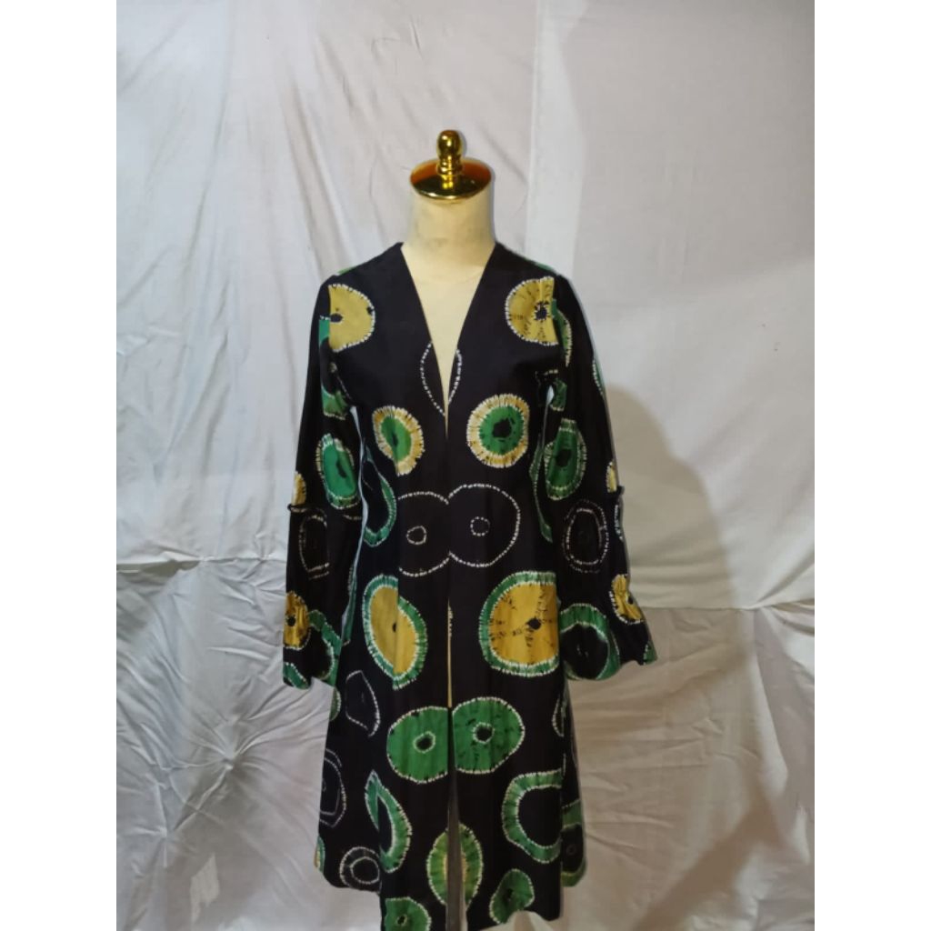 SALE Cardigan Sasirangan wanita, Warna Dasar Hitam, Di padu dengan motif sasirangan.