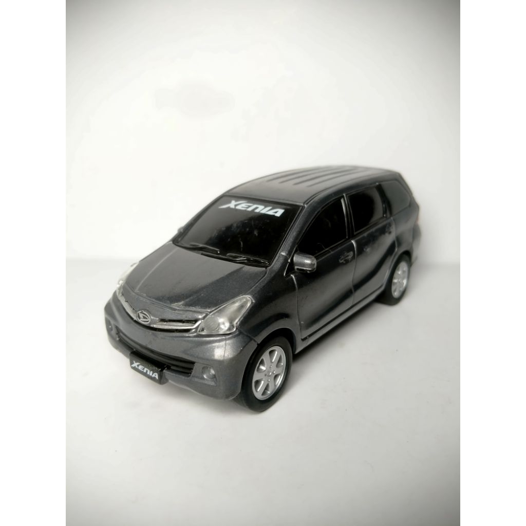 Diecast Car Daihatsu Xenia 1/32 Original, Loose Second