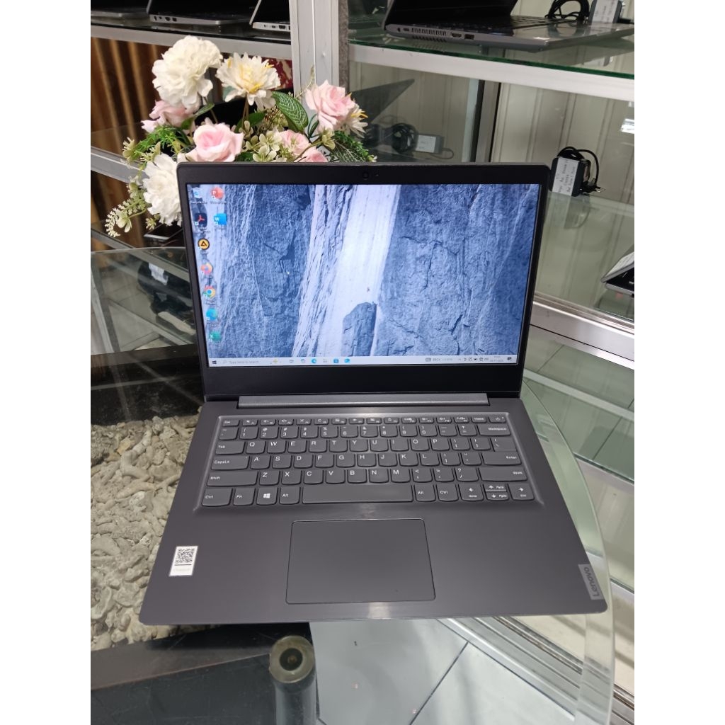 Laptop Lenovo V14-ADA