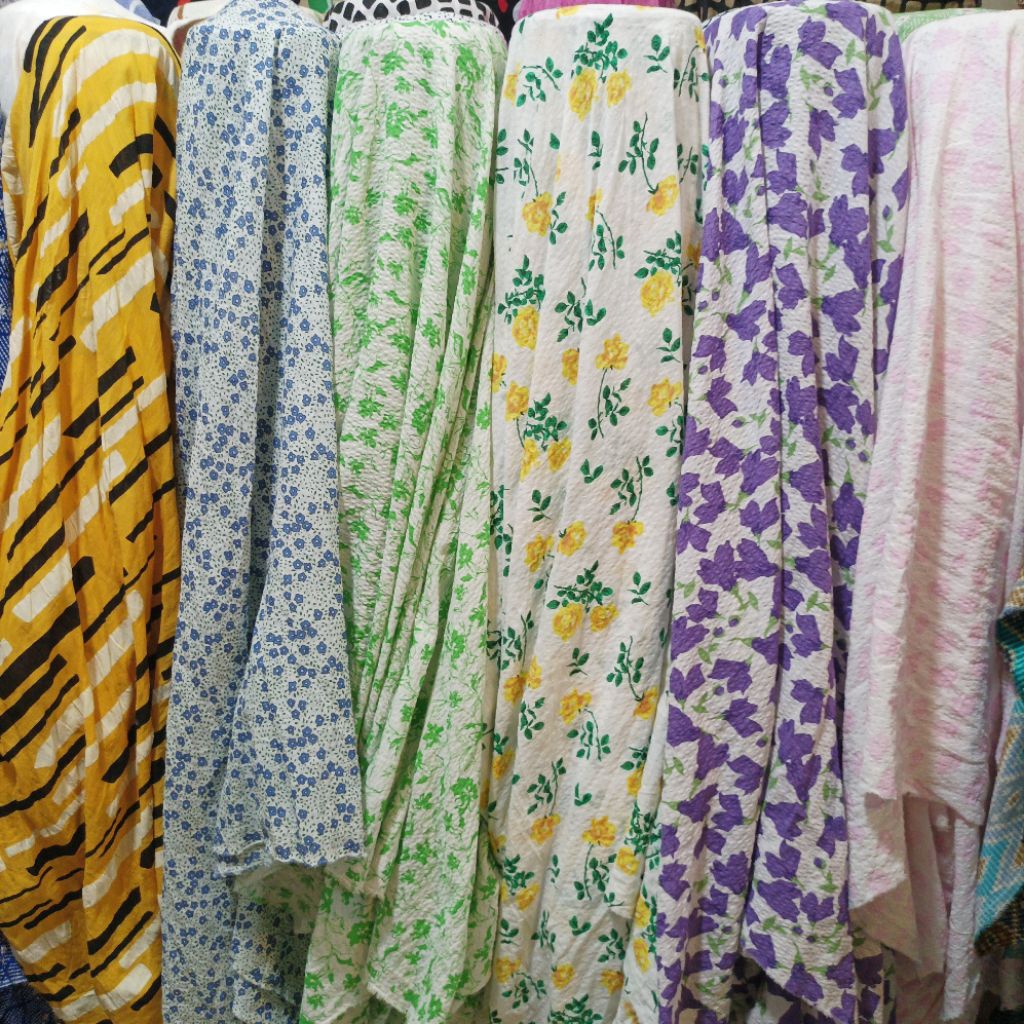 Kain Katun Crinkle Jepang Motif Bunga Kecil Hijau Merah – Bahan Adem & Lembut untuk Dress, Gamis, Bl
