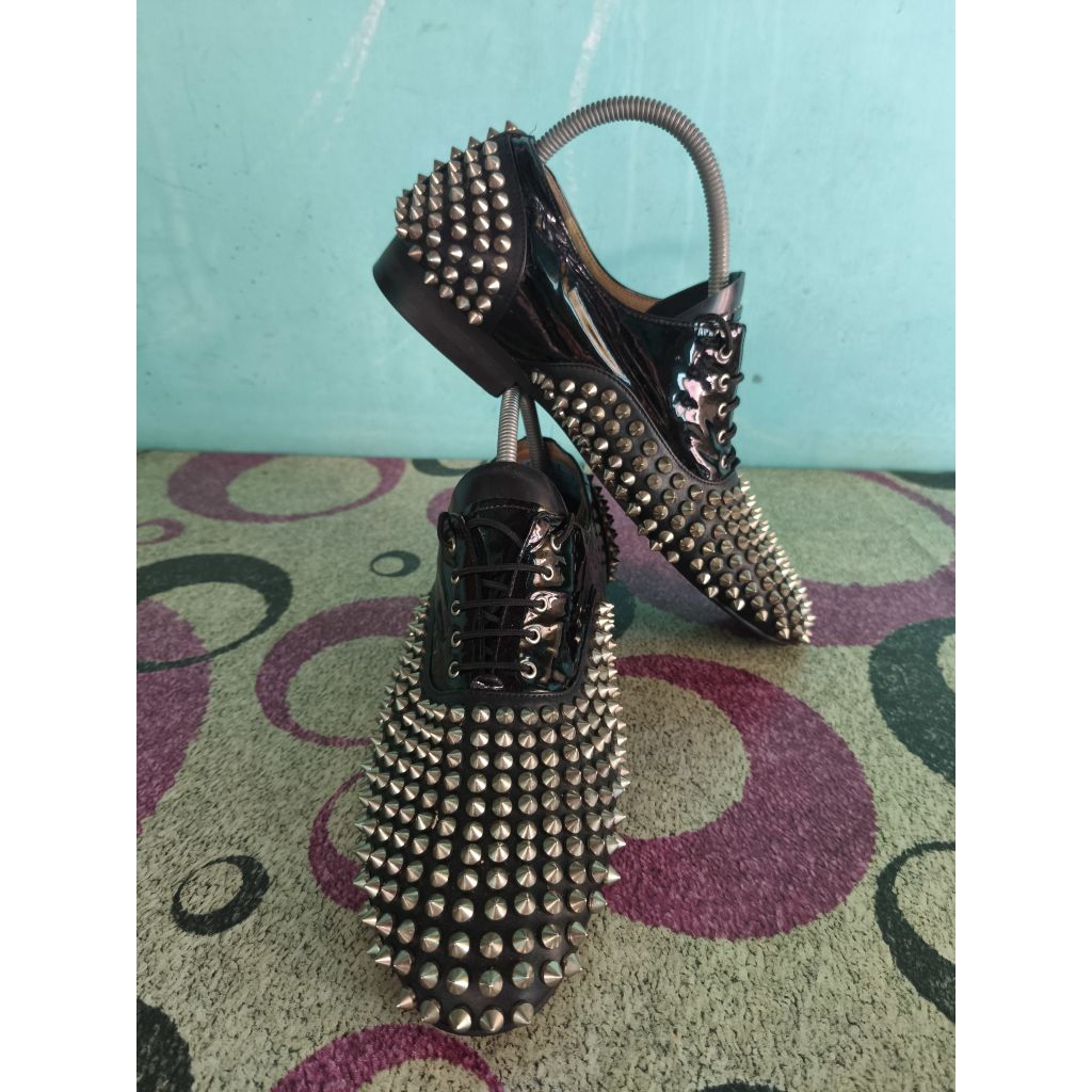 Sepatu Berduri Italy