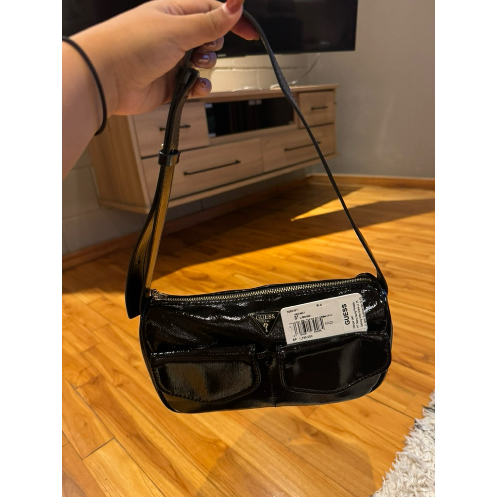 Preloved tas guess like new warna item shoulder