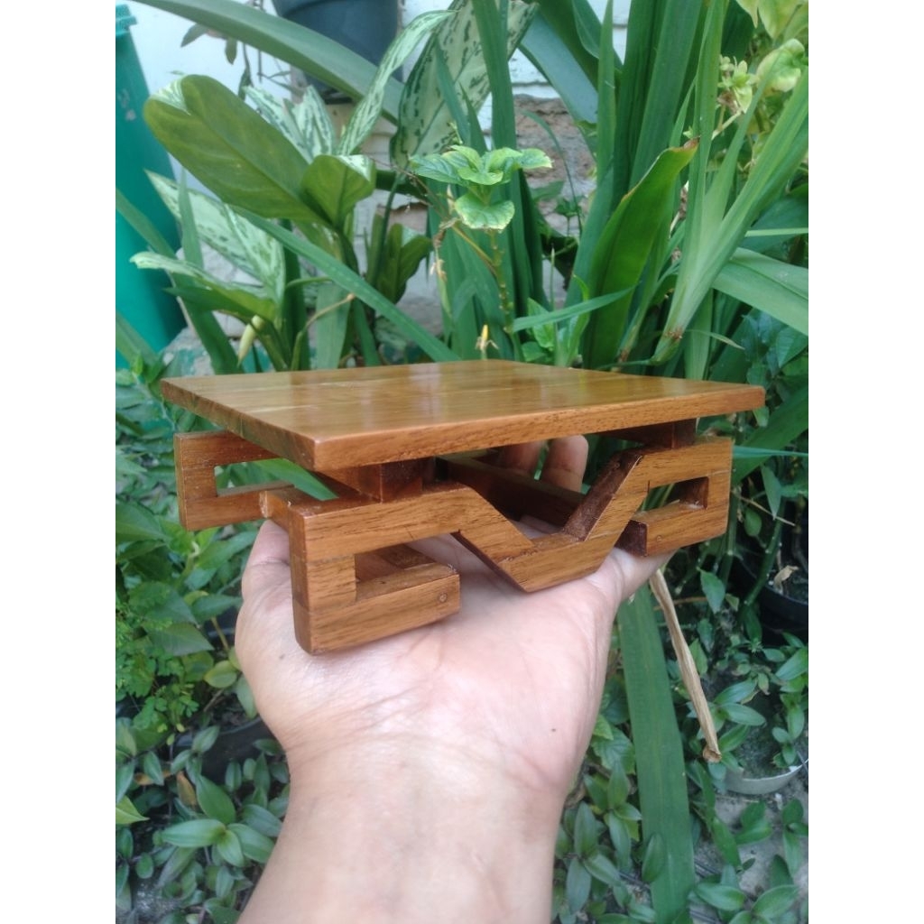 Meja tatakan untuk bonsai mini mame shito terbuat dari bahan kayu jati.