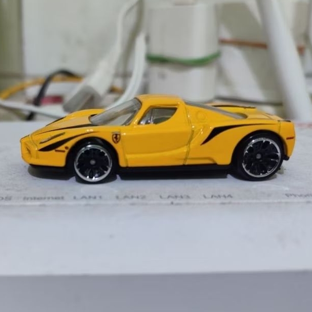 Hot Wheels Enzo Ferrari HW ShowRoom kuning Yellow diecast Mattel