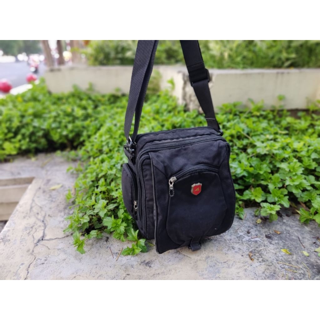 TAS SELEMPANG PRIA/SLINGBAG PRIA REI ORIGINAL -KONDISI BEKAS BARANG SESUAI DI PHOTO