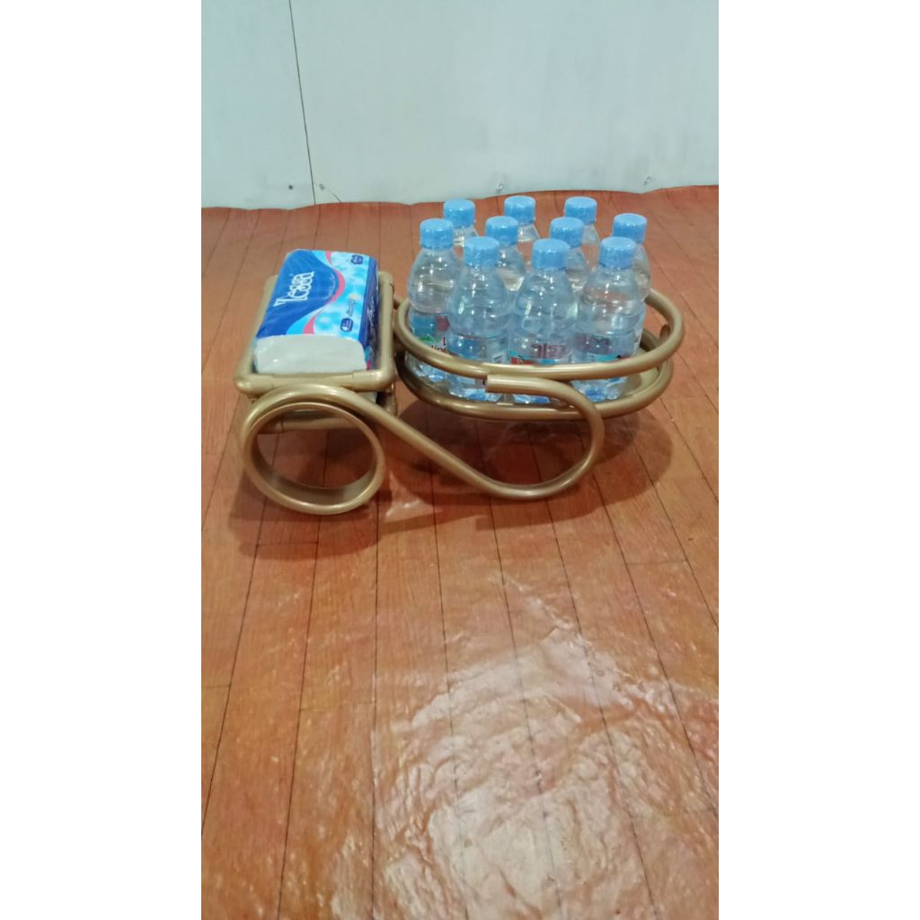 tempat aqua gelas dan tisu.