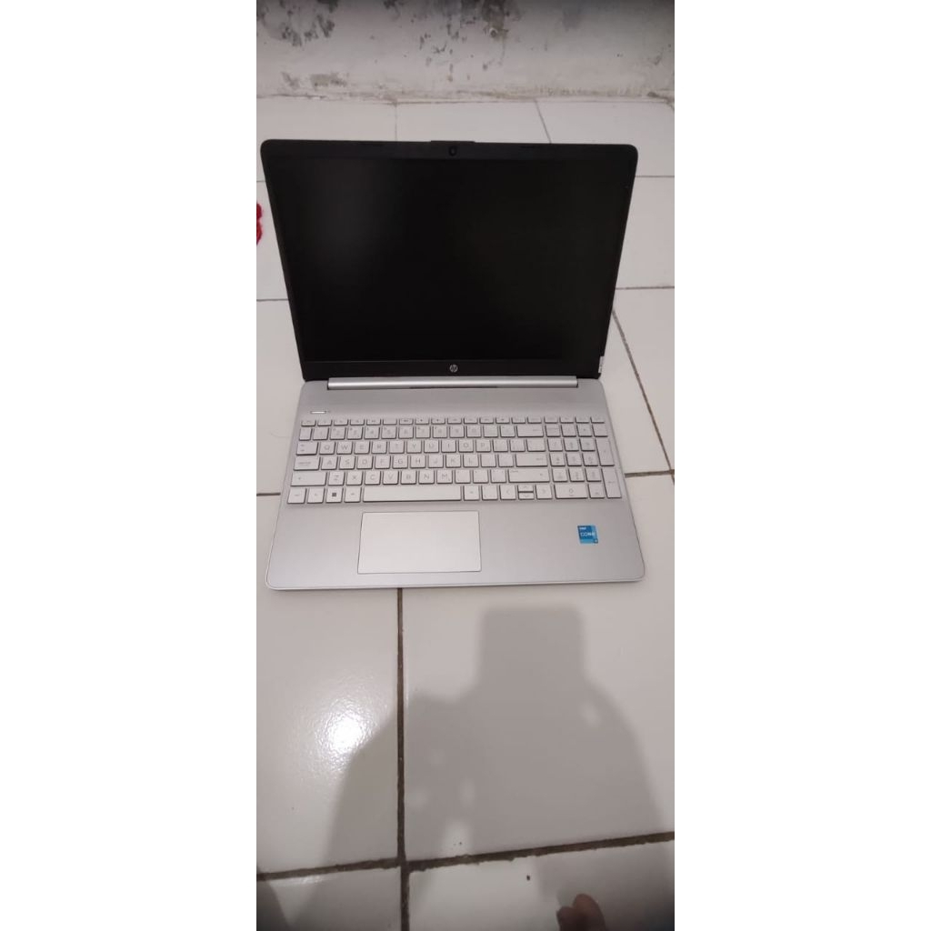 laptop hp15s core i3 gen 12 th 8/512 baru 6 bulan jarang di pake