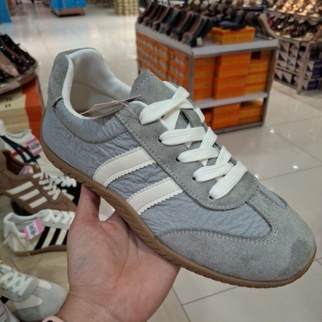 Sepatu sneakers lawrensia