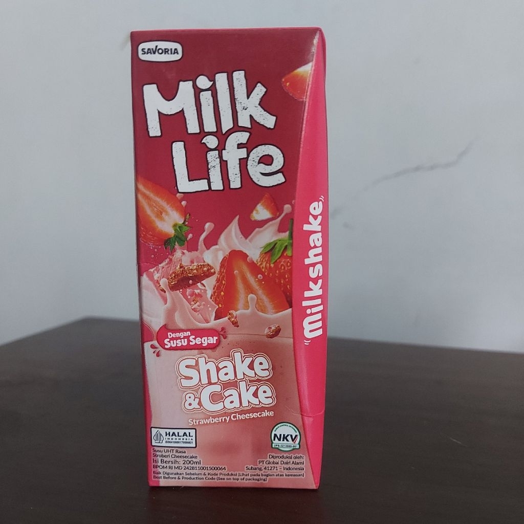 Susu UHT Cair Milk Life Shake & Cake Strawberry Cheese Cake 200ml x 2pcs