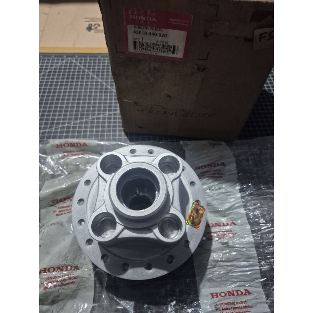 Hub rear wheel Tromol trombol belakang Honda GL 100 125 GL100 CB100 CB 100 GL125 original ahm honda 