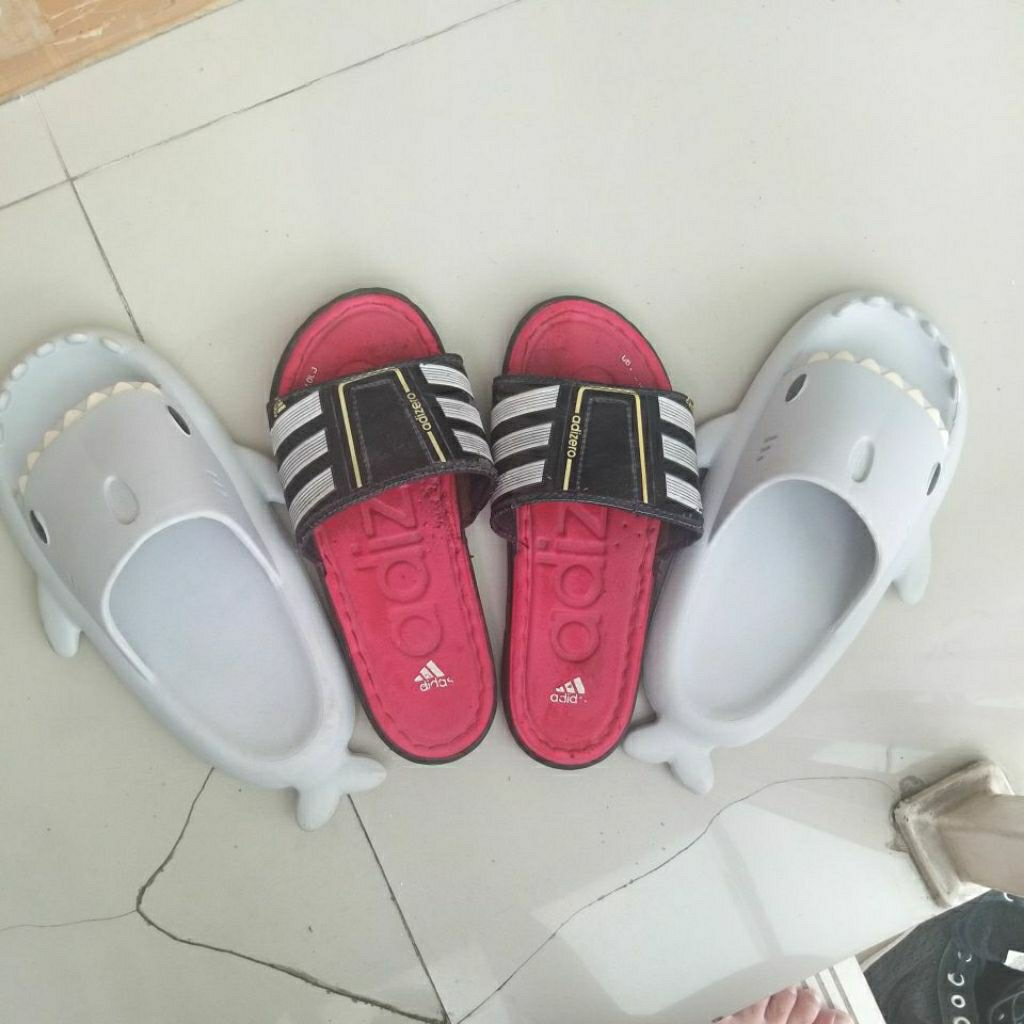 Jual murah sendal plastik ikan dan adizero ukuran 40-41, bekas pakai dan masih layak pakai, kondisi 