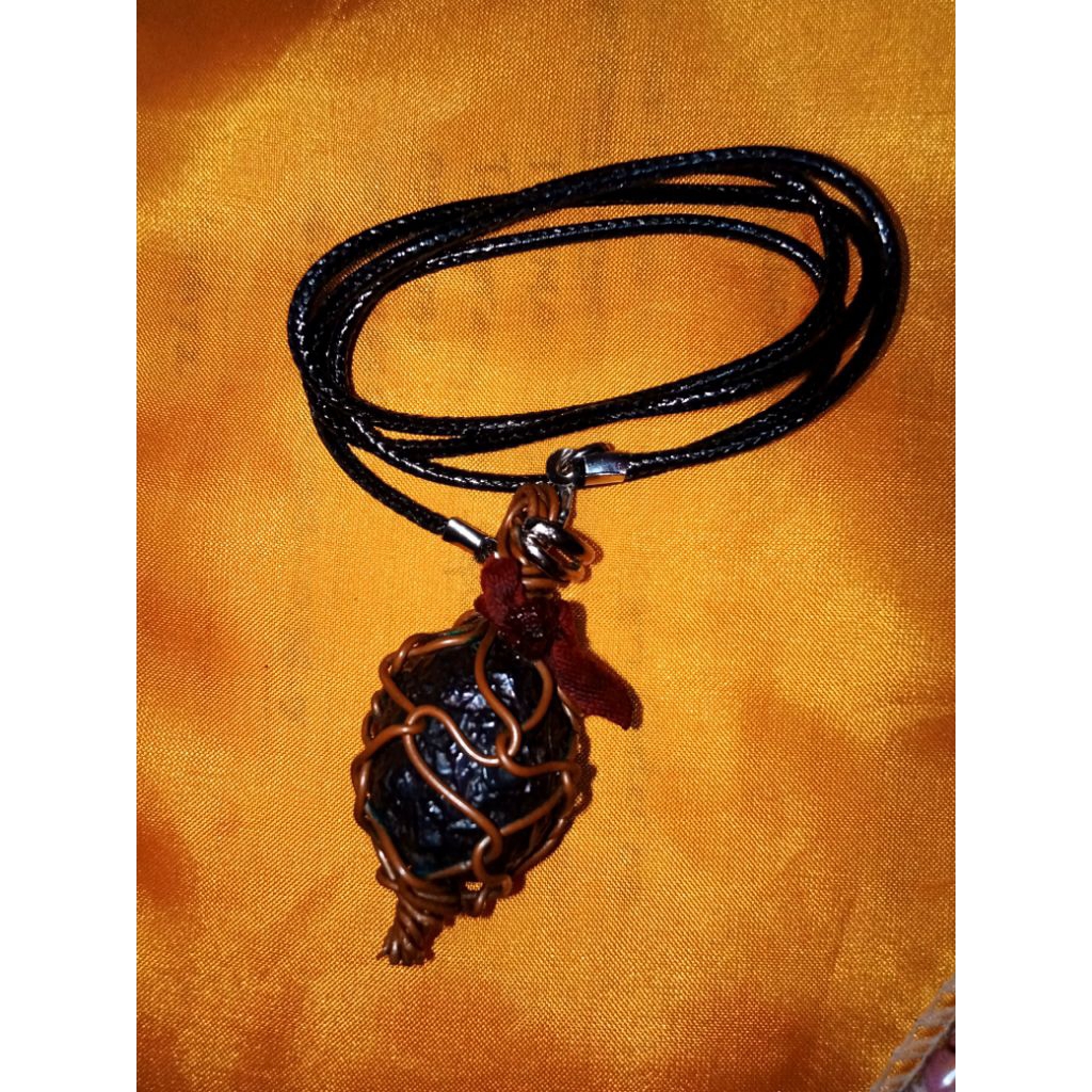 Aksesoris liontin batu badar besi