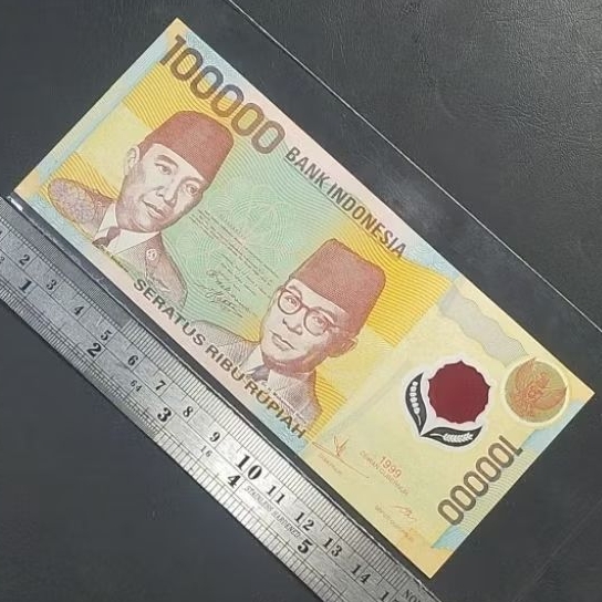 UANG KUNO SERATUS RIBU PLASTIK POLYMER SOEKARNO HATTA TAHUN 1999 ( GRESS/BARU )