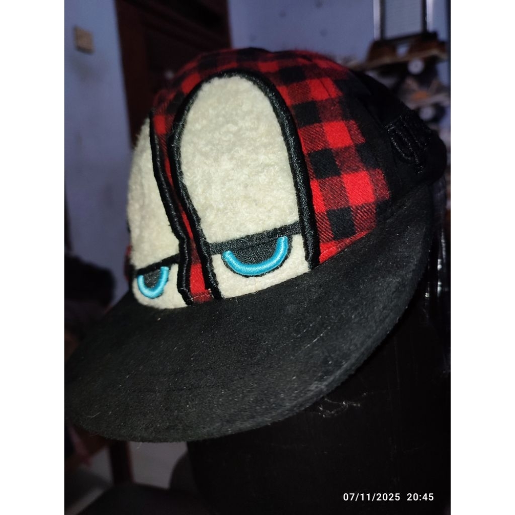 topi karakter mata elstinko