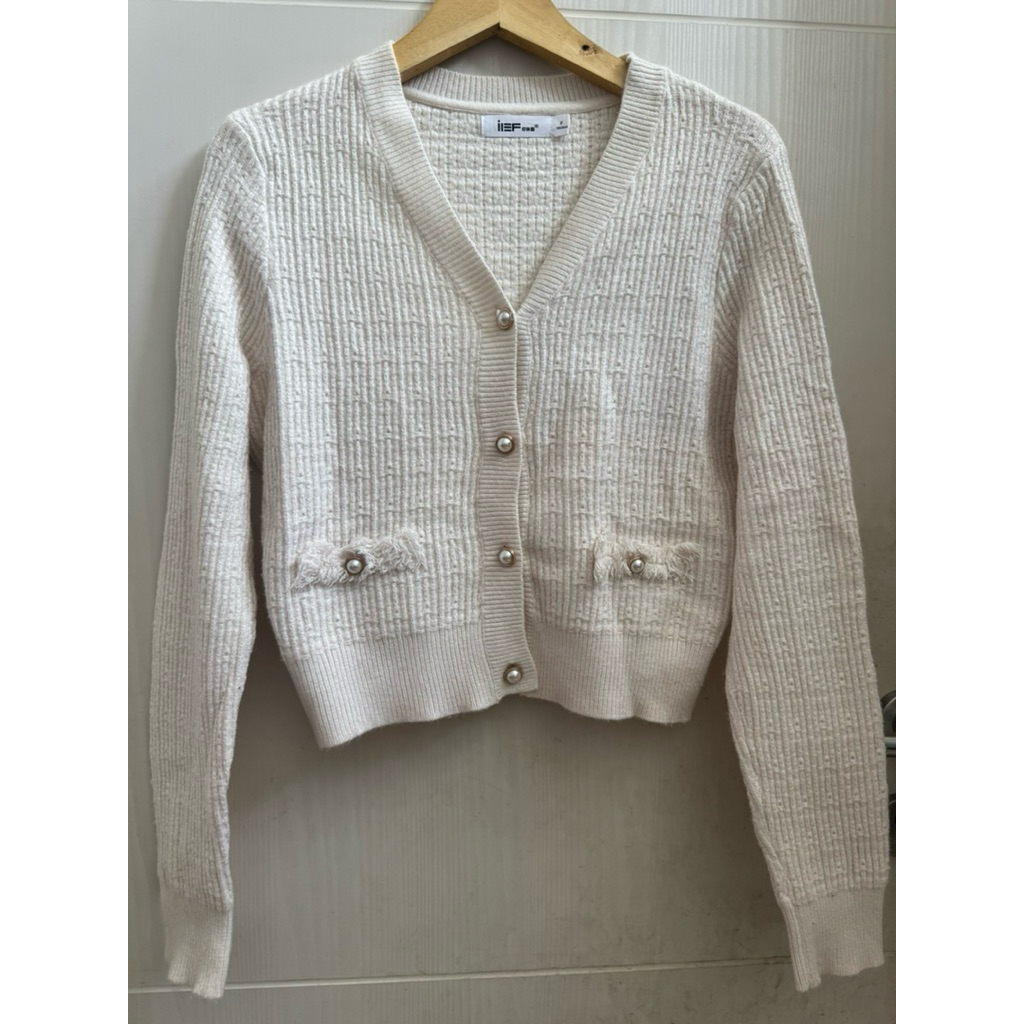 Cardigan putih elegan tebal rajut. 456