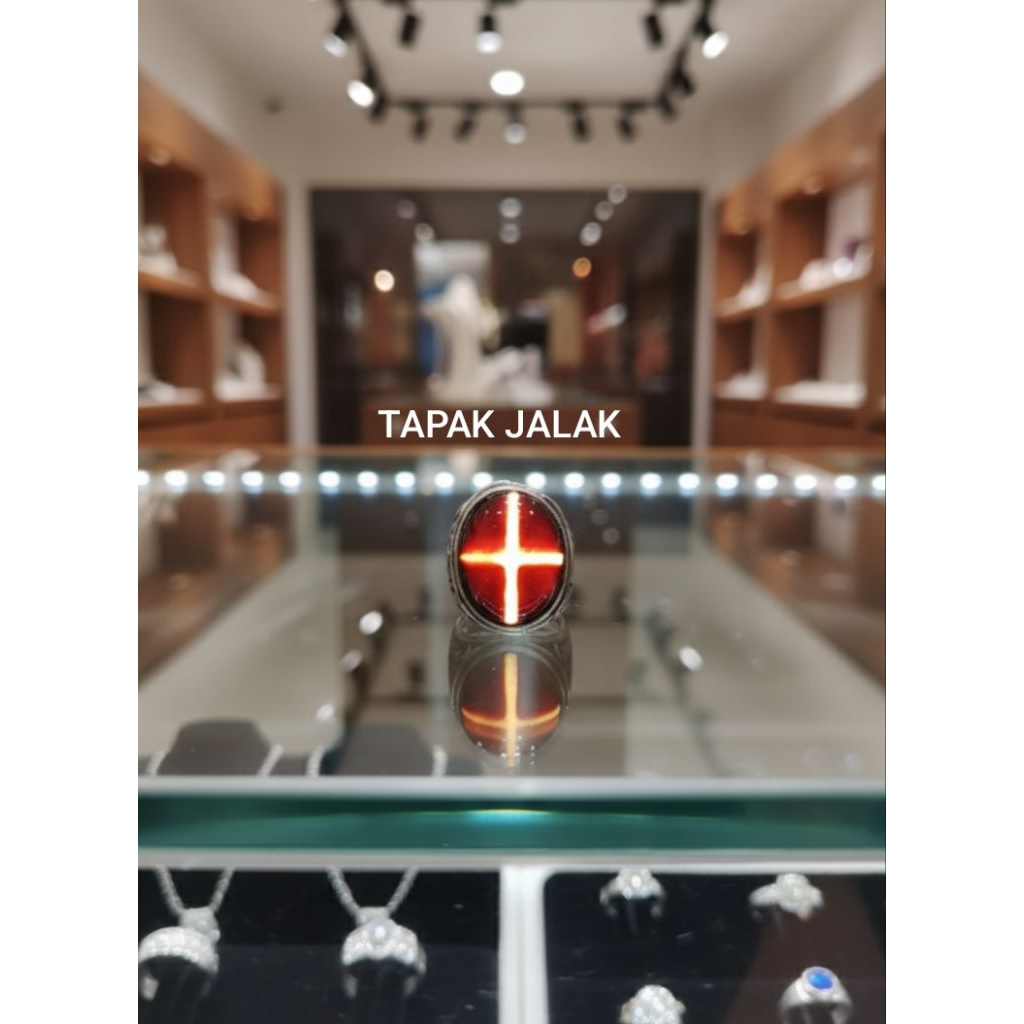 CINCIN BATU TAPAK JALAK DI SENTER MERAH