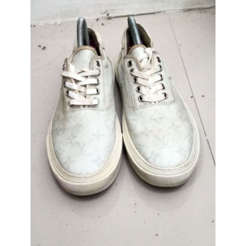 Sepatu Louis Vuitton